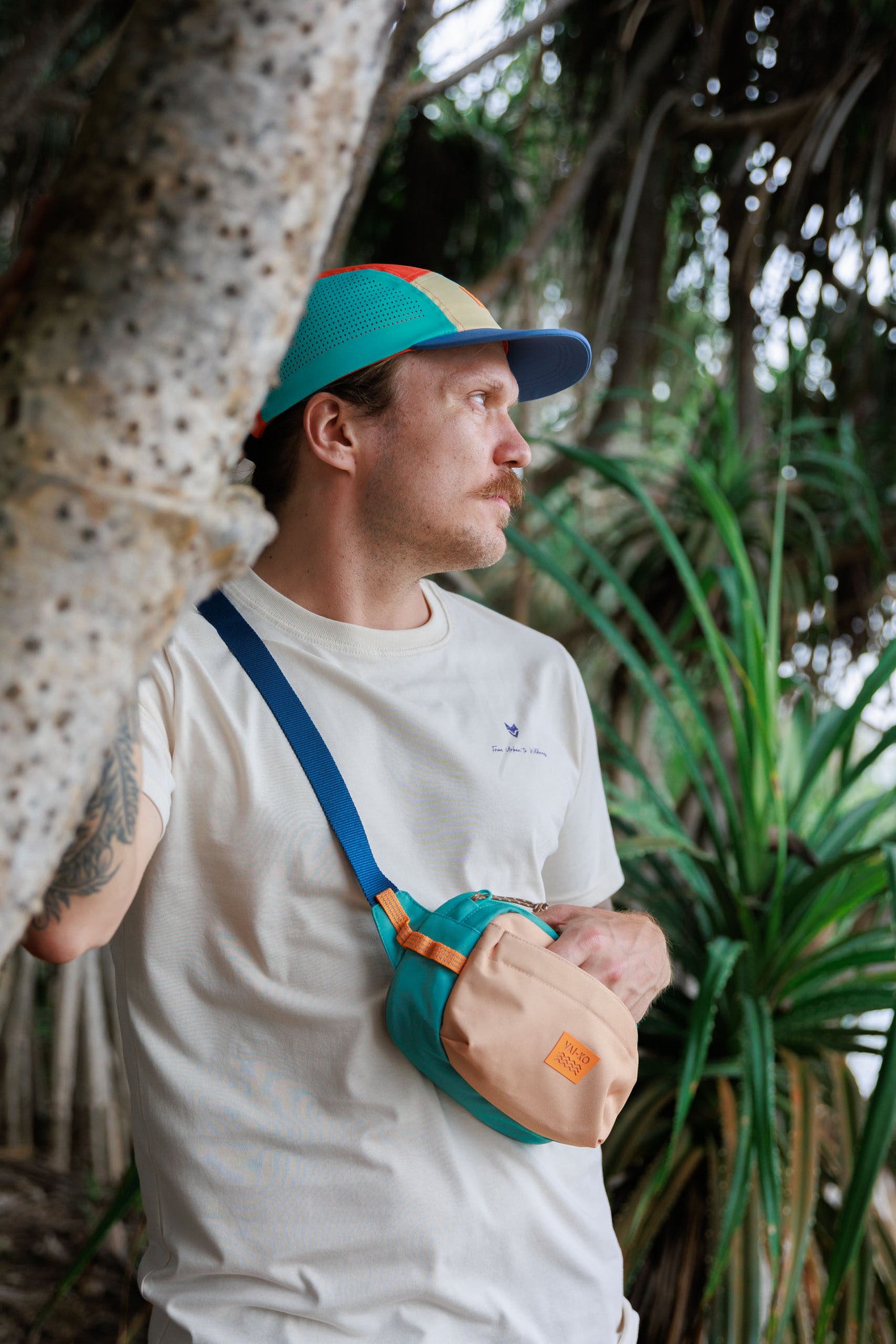 Mies viidakossa lippis päässä